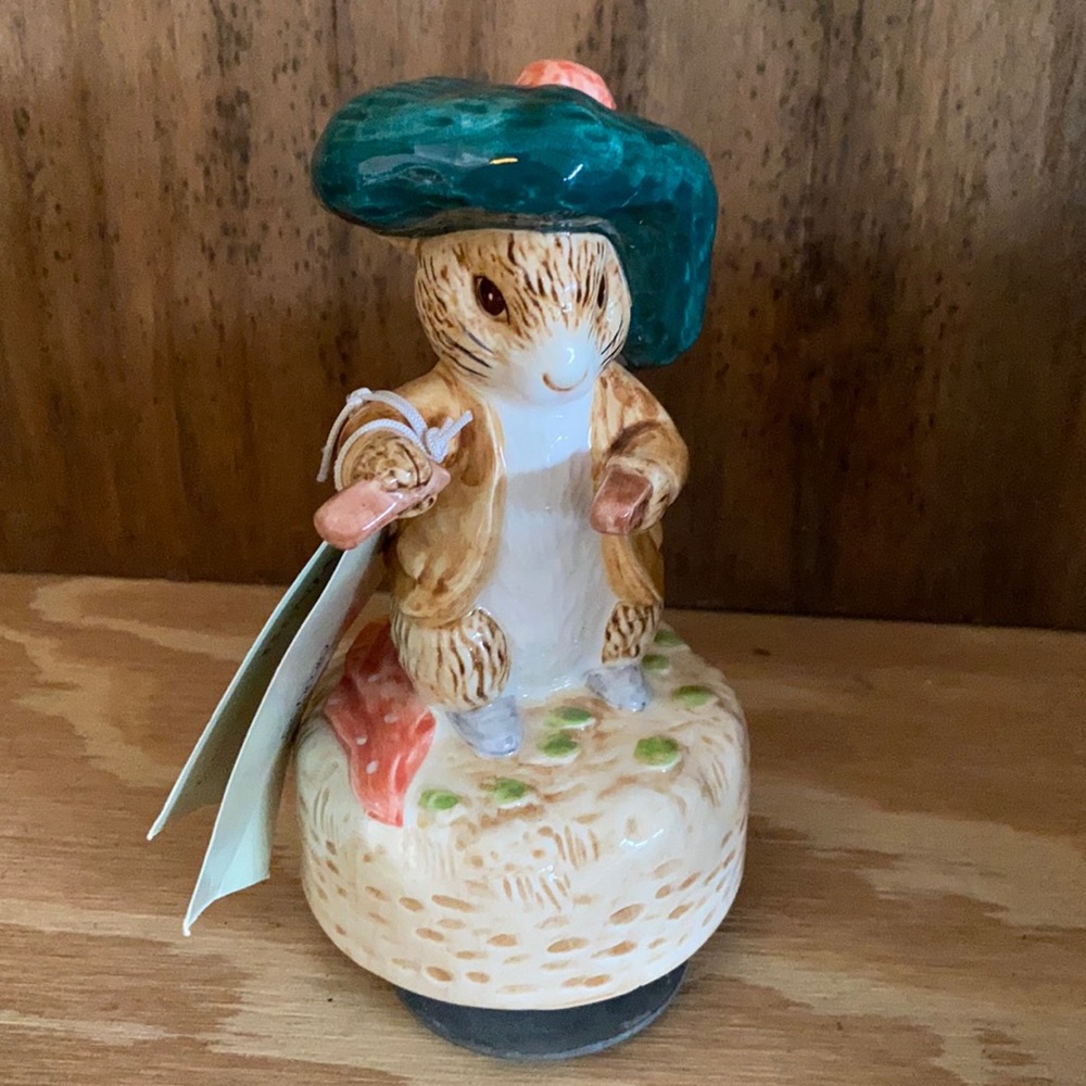 Vintage 1988 Schmidt old Benjamin bunny music box figurine Beatrix Potter